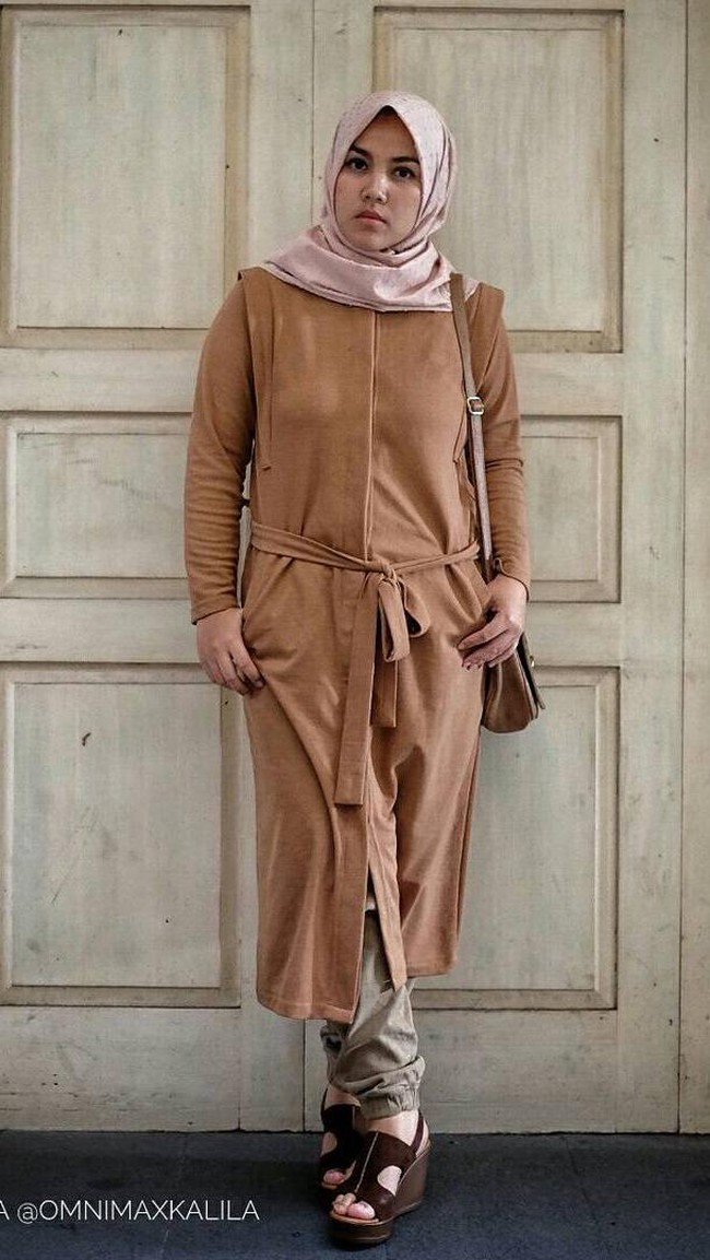 Ratu Annisa bergaya kasual dalam setelan kemeja panjang dan celana jogger. Warna cokelat yang dipilih memberikan sentuhan earthy dan kekinian.  Foto: Dok. Instagram @queen.annisa
