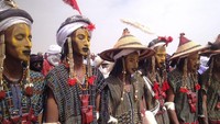 Ada maksud dan tujuan di balik kontes kecantikan pria ini. Saat mereka tampil, para wanita suku Wodaabe bakal melihat dan memilih yang paling mencuri hati. Juga sebagai ajang menculik istri (Niger Travel and Tours)