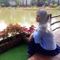 Gaya Ratu Annisa memang simpel lebih sering dengan padu padan scarf segi empat. Kali ini Ratu Annisa memadukan setelan warna biru yang kontras. Printed scarf membuat penampilannya lebih terlihat elegan.  Foto: Dok. Instagram @queen.annisa