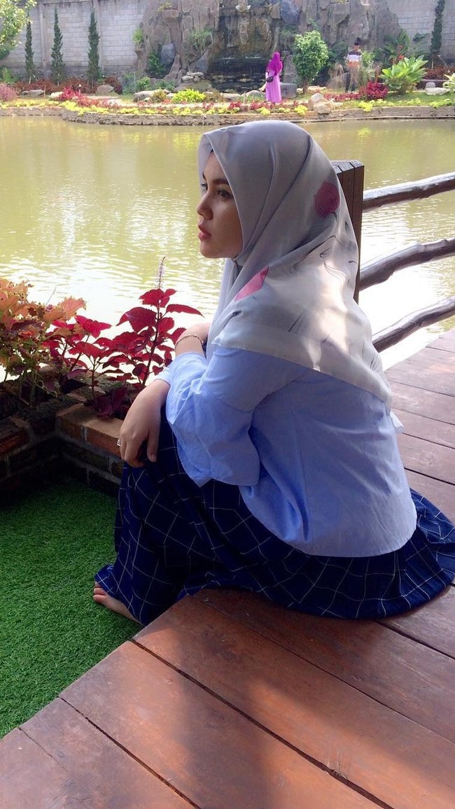 Gaya Ratu Annisa memang simpel lebih sering dengan padu padan scarf segi empat. Kali ini Ratu Annisa memadukan setelan warna biru yang kontras. Printed scarf membuat penampilannya lebih terlihat elegan.  Foto: Dok. Instagram @queen.annisa