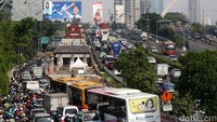 Kendaraan dari arah Cawang menuju Pancoran hanya bisa melaju perlahan.