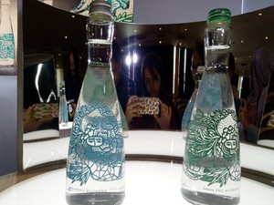 Goresan Biru Hijau Eko Nugroho Percantik Botol Air Mineral Premium Ini