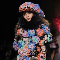 Berbeda tipis dari Rosie, Cara Delevingne, yang juga merintis karier di dunia akting, mengantongi US$ 8,5 juta dolar tahun lalu. (Foto: Getty Images)