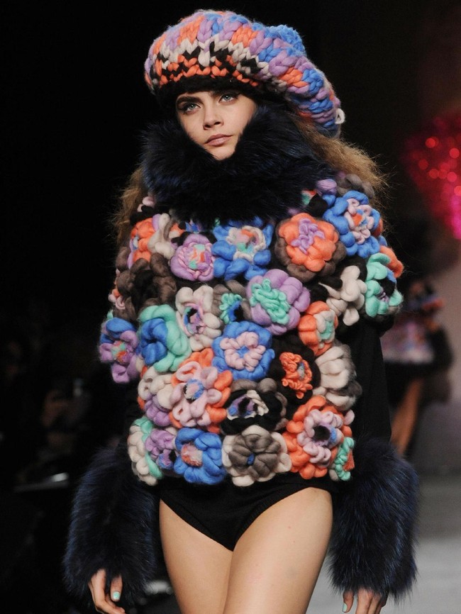 Berbeda tipis dari Rosie, Cara Delevingne, yang juga merintis karier di dunia akting, mengantongi US$ 8,5 juta dolar tahun lalu. (Foto: Getty Images)