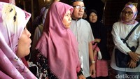 Mereka meminta kepada pemilik biro perjalanan yakni Andika Surachman dan Anniesa Hasibuan untuk datang menemui jemaah.