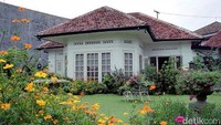 Ini penampakan Rumah Cantik Menteng sebelum (atas) dan saat dibongkar (bawah). (Istimewa).