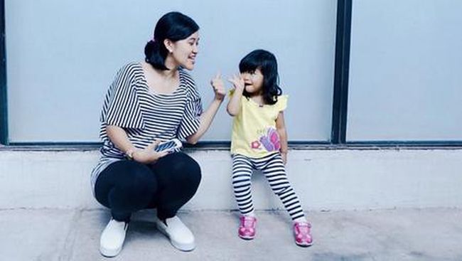 Pentingnya Ajarkan Bahasa Ibu ke Anak Saat Tinggal di Luar 