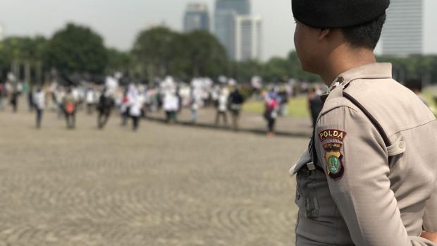 Massa 287 diarahkan masuk ke Kawasan Monas menuju Patung Kuda agar tidak menimbulkan kemacetan di jalan.
