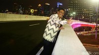 Djarot berpose sambil mengacungkan jempolnya di Simpang Susun Semanggi.
