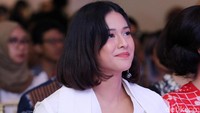 Senyum manisnya membuat jatuh hati.