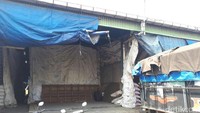 Di dalam kios-kios yang sedang dibuka, tampak tumpukan berbagai macam jenis karung beras. Beberapa truk pengangkut beras tampak sedang diisi untuk dibawa ke berbagai lokasi, ada yang ke Bogor dan juga berbagai wilayah di Jakarta.