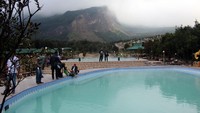 Garut punya banyak spot wisata untuk dikunjungi akhir pekan. Kamu yang mau rileks sejenak bisa mandi-mandi atau berendam di pemandian air panas di kaki Gunung Papandayan (Hakim Ghani/detikTravel)