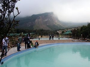 Weekend Ini, Berendamlah di Kolam Air Panas Gunung Papandayan