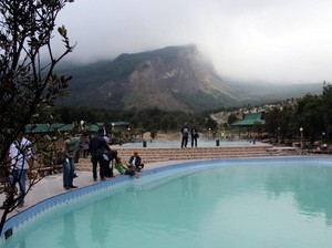 Weekend Ini, Berendamlah di Kolam Air Panas Gunung Papandayan