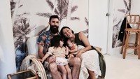 Kawa bersama ayah, ibu, dan adiknya (Foto: Instagram Desmond Sweeney)