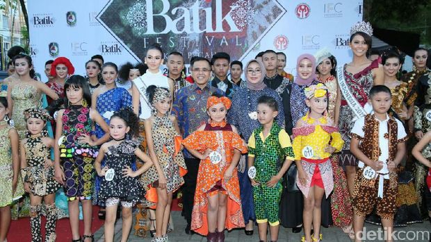 Banyuwangi Batik On Pedestrian Manfaatkan Trotoar Sebagai Catwalk