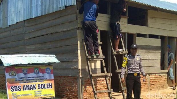Brigadir Saleh membangun SD untuk anak-anak petani di Bombana, Sultra.