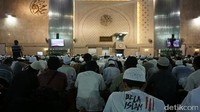 Massa aksi 287 melaksanakan salat Jumat di Masjid Istiqlal (Foto: Kanavino Ahmad Rizqo/detikcom)
