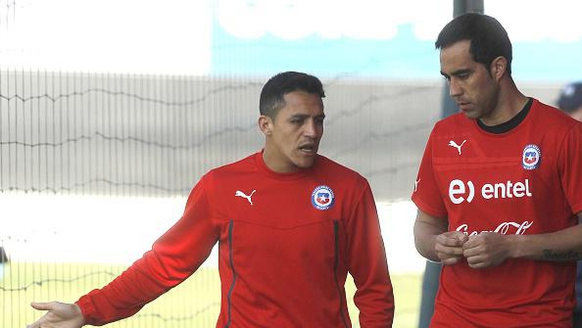 Claudio Bravo dan Alexis Sanchez (Foto: AFP PHOTO/CLAUDIO REYES)