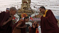 Ada kalanya para biksuni harus keluar biara untuk bertemu dan bersosialisasi dengan para biksu dan biksuni lain. Intinya, kemampuan Kung Fu itu dipakai demi kebaikan (Binod Joshi/Reuters)