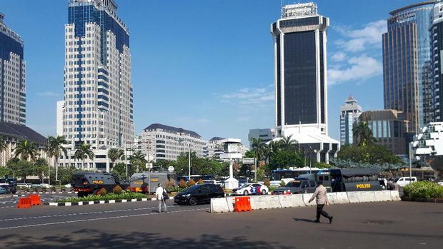 Aksi 287, 2 Water Cannon dan 4 Barracuda Siaga di Patung Kuda