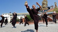 Setiap pukul 05.30 pagi, sekitar 350 biksuni memadati halaman biaranya untuk berlatih kung fu. Kepala mereka plontos juga memakai pakaian khusus untuk berlatih seperti yang mungkin biasa Anda lihat di film-film (AFP)