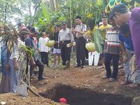 Liang lahat yang disiapkan untuk jenazah Rosita