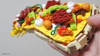 Seniman Lego Jepang, Tary, membentuk makanan dari Lego. Salah satunya pizza yang diberi aneka topping ini.