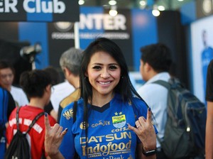 Bobotoh Cantik Ini Kenakan Jersey Persib Saat Tonton Inter Lawan Bayern