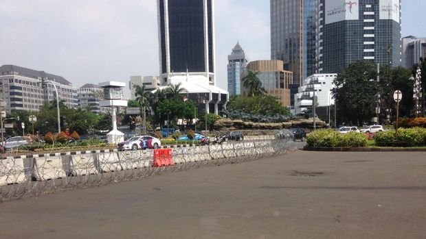 Polisi Pasang Kawat Berduri di Bundaran Patung Kuda Jelang Aksi 287