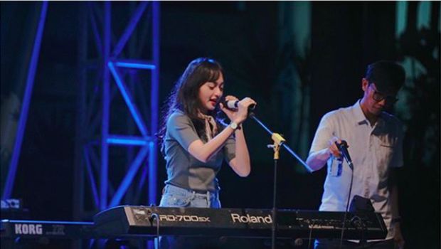 Indah memiliki bermusik hingga menciptakan lagunya sendiri.