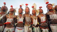 Kontes kecantikan pria yang anti mainstream ini diadakan di wilayah In Gall, Niger. Saat berkunjung ke sana kamu akan bertemu suku Wodaabe yang menempati wilayah sekitar Danau Chad (CNN Travel)