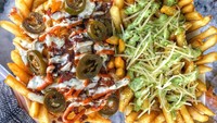 Kentang goreng yang diolah jadi potine ini diberi serutan keju dengan saus yang creamy gurih. Untuk menambah sensasi rasa pedas, kentang goreng juga ditambahkan dengan jalapeno dan saus sambal. Porsinya besar! (Foto: Istimewa)