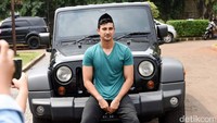 Ali Syakieb berpose dengan Jeep hitam (Foto: Noel/detikHOT)