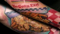 Sepertinya tato ini dibuat oleh pencinta kentang goreng dari restoran Checkers Rallys. Kedua tangannya ditato lengkap dengan slogan You Gotta Eat!.