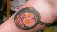 Menu sarapan seperti telur dan bacon juga bisa dibuat tato. Bisa jadi pengingat nih kalau lupa sarapan.