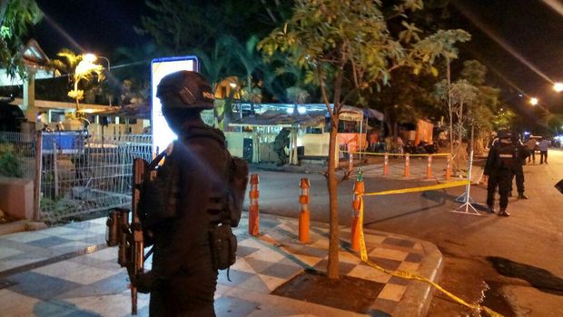 Polisi berjaga di Stasiun Pasar Turi