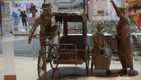 Ada juga patung dengan judul Hey Ah Check! ini. Karya seni di Terminal 4 memang semuanya menggambarkan perjalanan atau penerbangan (Vino/detikTravel)