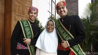 Seorang nenek nampak sangat semringah saat berfoto bersama para abang.