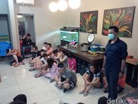 Penghuni rumah yang digerebek.