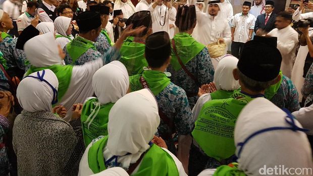 Jemaah haji kelompok terbang (kloter) SOC 01 (Solo) mendapatkan sambutan istimewa di Madinah. Sambutan ini dilakukan pihak pengelola hotel dan pejabat Indonesia. Ada prosesi siram bunga hingga suguhan kue khas. 