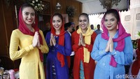None-none cantik nan ayu siap menyambut pengunjung dengan senyum manis.