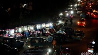 Dagangan PKL di lokasi ini, bervariasi mulai dari buah-buahan, makanan minuman, aksesori ponsel hingga DVD.