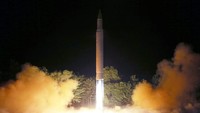 Korea Utara kembali meluncurkan rudal yang melintasi wilayah udara Jepang. Foto: KCNA/via REUTERS
