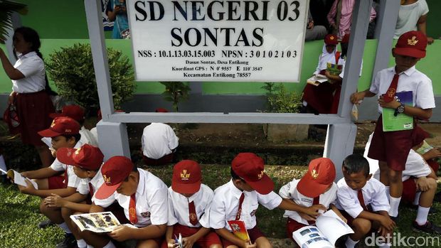 Pelajar di Entikong.