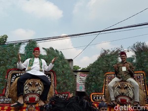 Hadir di Festival Condet, Sandiaga Uno Naik Reog