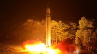 Rudal tersebut mengudara selama 47 menit dan 12 detik dan berhasil mencapai ketinggian maksimum 3.724,9 kilometer dan terbang sejauh 998 kilometer. KCNA via Reuters.