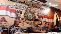 Turut hadir dalam acara tersebut Ketum PBNU KH Said Aqil Siroj, Ketum Persatuan Purnawiran Warakawuri TNI/Polri (Pepabri) Agum Gumelar, Budayawan KGPH Puger, dan Harry Tjan Silalahi di Gedung PBNU, Jakarta.