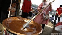 Bahkan pengunjung pun bisa mencoba membuat dodol khas Betawi.