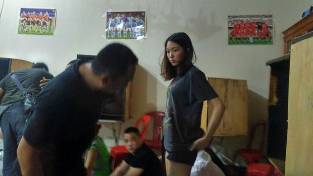 Barbuk Penggerebakan WN China di Pondok Indah: Puluhan Tablet dan HT